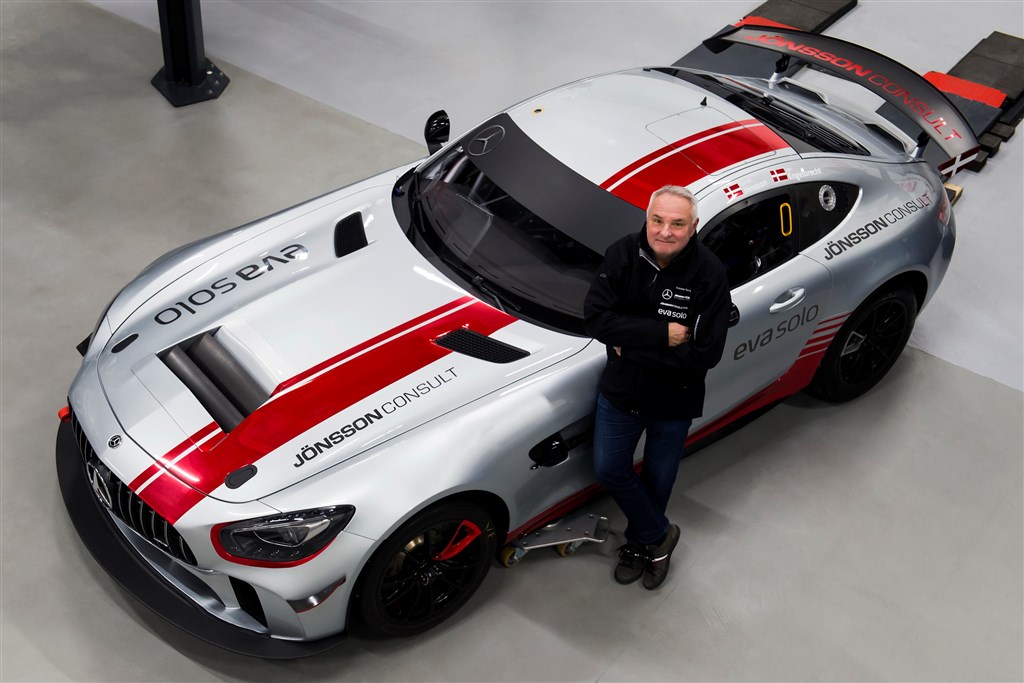 Søren Jönsson med teamets Mercedes AMG GT4.
(Foto: Jokum Tord Larsen)
